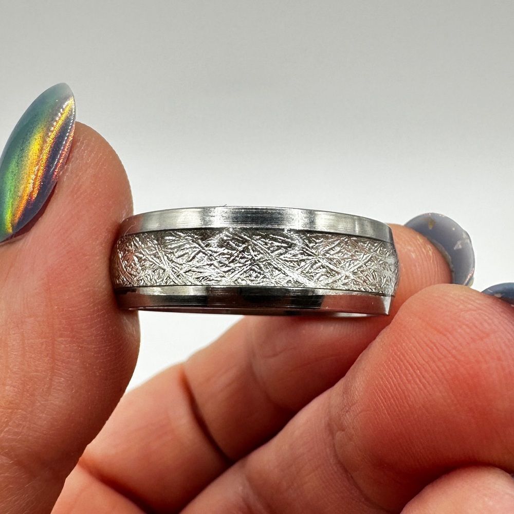 Size 13, Men's silver tone metal ring with resin/high shine‎ silver scroll work!